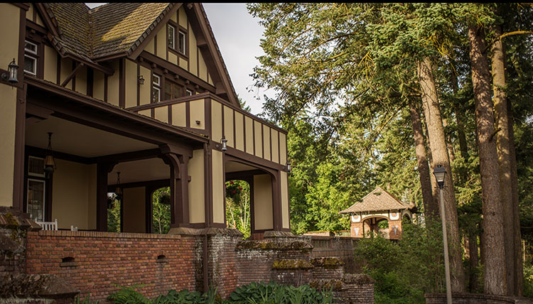 Bozarth Mansion courtyard