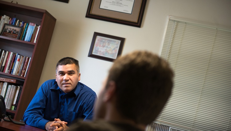 Fernando Ortiz  counsels a student