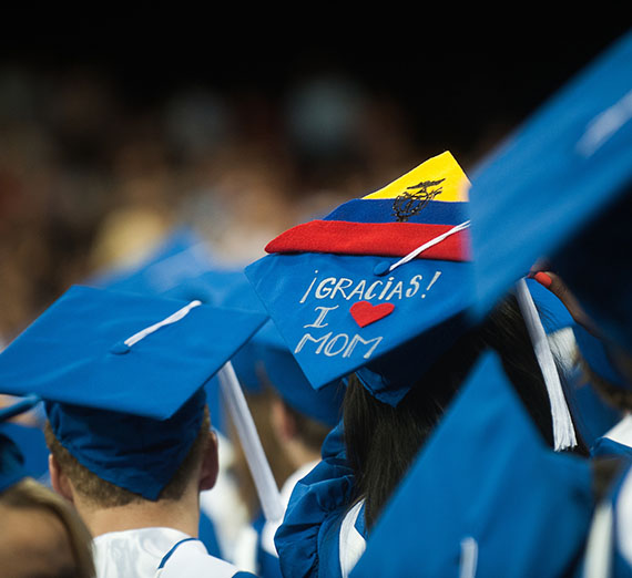 Graduation cap with "Gracias! I love mom!" written on the top.
