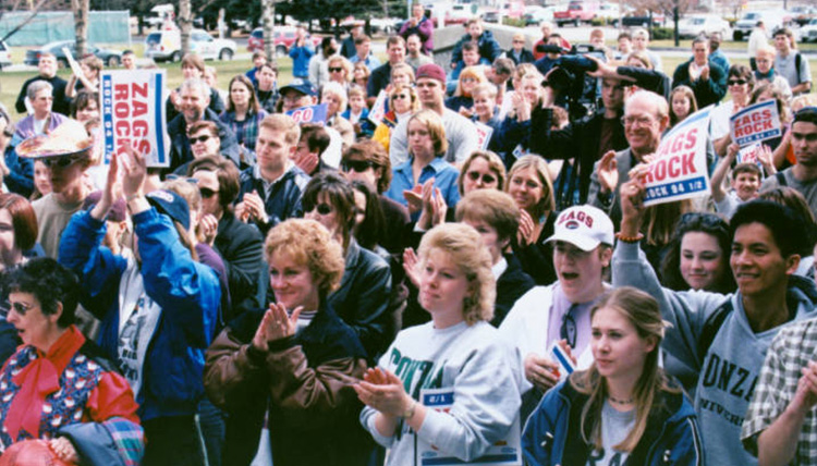 crowd gathers to celebrate 1999 basketball victory