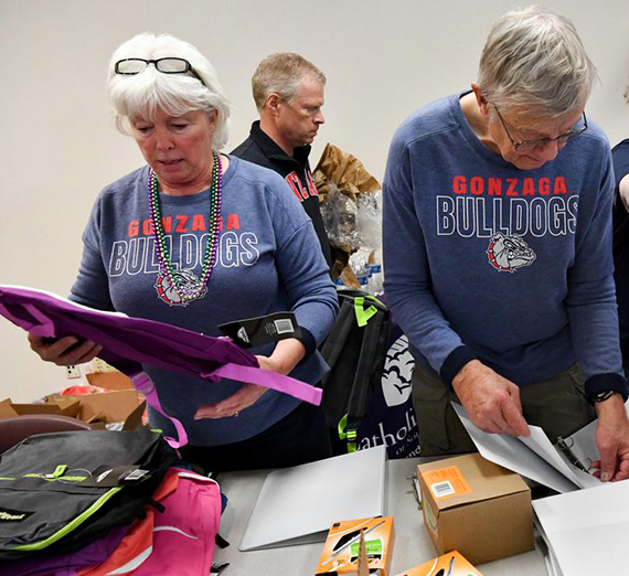 Gonzaga fans volunteer at Catholic Charities.