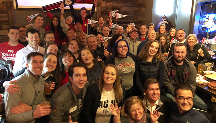 large group of alumni from the Bay Area gather around President McCulloh